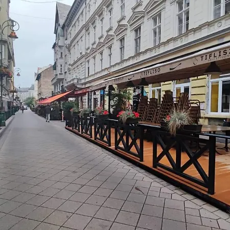 Апартаменты Perfect Located Flat With Gametable *