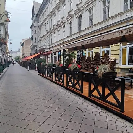 Perfect Located Flat With Gametable *